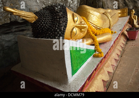 Vista orizzontale di un Buddha reclinato statua all'interno di Tham Sang o Tham Xang, elefante grotta vicino Vang Vieng Foto Stock