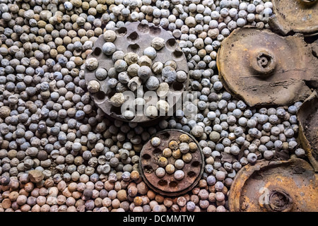 La prima guerra mondiale le munizioni proiettili di shrapnel esploso proiettili dalla prima guerra mondiale uno ad Ypres, Fiandre Occidentali, Belgio Foto Stock