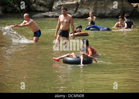 Chiudere orizzontale di tubi di turisti lungo Nam Song river vicino a Vang Vieng, post repressione del governo. Foto Stock