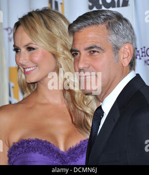 George Clooney e Stacy Keibler quindicesima film di Hollywood Awards Gala - Arrivi presso il Beverly Hilton hotel di Beverly Hills, la California - 24.10.11 Foto Stock