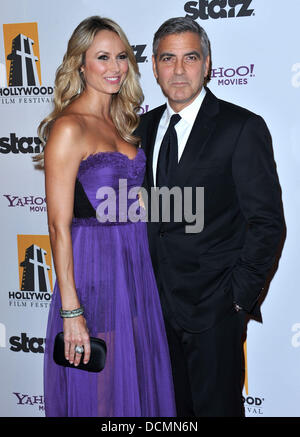 George Clooney e Stacy Keibler quindicesima film di Hollywood Awards Gala - Arrivi presso il Beverly Hilton hotel di Beverly Hills, la California - 24.10.11 Foto Stock