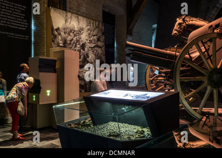 I visitatori che desiderano in Prima Guerra Mondiale uno armi e WW1 risultati all'In Flanders Fields Museum, Ypres, West Flanders Belgio Foto Stock