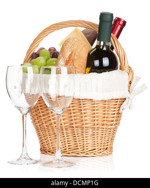 Cesto picnic con pane, formaggio, uva, bottiglie di vino e due bicchieri. Isolato su sfondo bianco Foto Stock