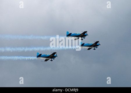 Vista orizzontale di tre aeromobili battenti passati durante un display dell'aria. Foto Stock