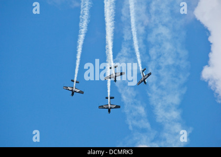 Vista orizzontale di quattro aerei fare acrobazie durante un air show. Foto Stock