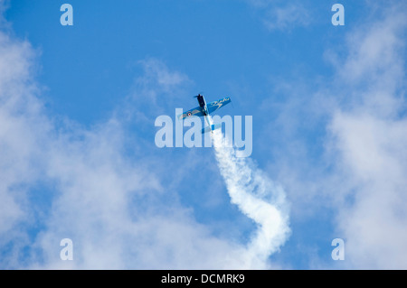 Vista orizzontale di un aeromobile fare acrobazie durante un display dell'aria. Foto Stock