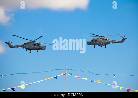 Chiudere orizzontale di due Westland Lynx elicotteri volare verso ogni altra durante un stunt in corrispondenza di un air show. Foto Stock