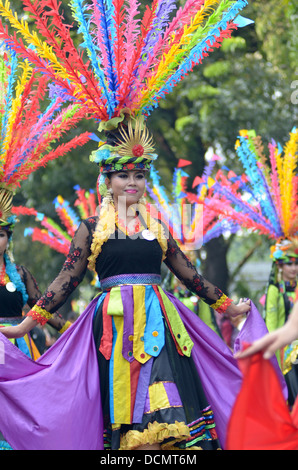 Cultura sfilata di carnevale a Jakarta ha celebrato l'Indonesia indipendente di giorno Foto Stock