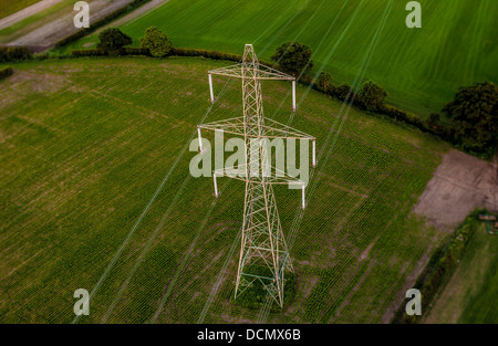 Foto aerea di un pilone di elettricità in piedi in un campo coltivato alla periferia di York, North Yorkshire, Regno Unito Foto Stock