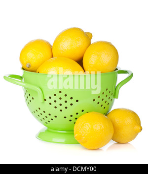 Fresche e mature di limoni in scolapasta. Isolato su sfondo bianco Foto Stock