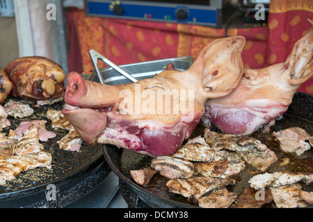 Testa di suini con il naso e le orecchie come alimenti sul mercato Foto Stock