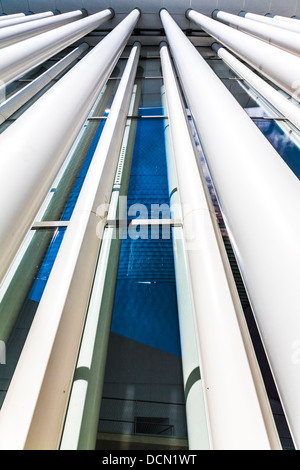 Un abstract architectural colpo di bianche colonne di acciaio che circonda la moderna sala concerti Philharmonie nella città di Lussemburgo. Foto Stock