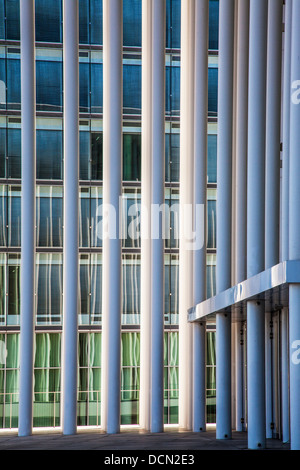Parte della moderna sala concerti Philharmonie nella città di Lussemburgo con un ufficio moderno blocco dietro. Foto Stock