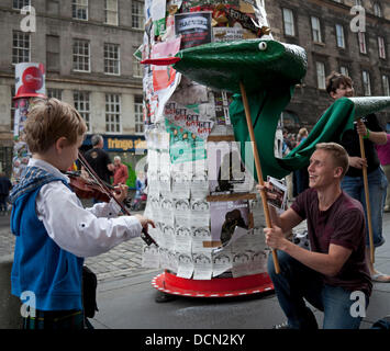 Edimburgo, Scozia, 20 agosto 2013, Colin McGlynn da Virginia, Stati Uniti d'America a sette anni di età potrebbe essere il più giovane busker sulla Royal Mile durante la Edinburgh Fringe Festival 2013. Ha intrattenuto i passanti suonando musiche scozzesi sul suo violino Foto Stock