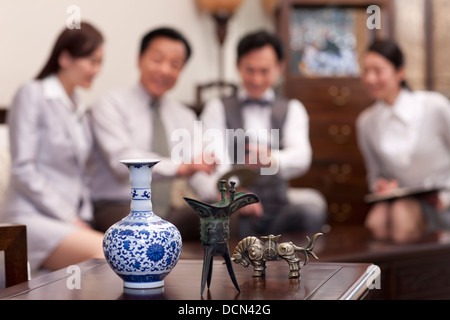 Close up di antiquariato cinese con la gente di affari in background Foto Stock