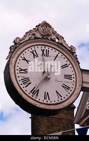 Il vecchio villaggio orologio Rochester Kent REGNO UNITO Foto Stock