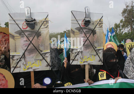 Gli attivisti del Jamat-e-Islami stanno dimostrando per esprimere la loro solidarietà con il popolo d'Egitto e i sostenitori di morsi, a M.A Jinnah Road a Karachi in Pakistan . In Egitto è stato visto a meno di tre anni fa come una potenziale fonte di tanto atteso democrazia araba. Ora sembra essere cade a pezzi. Foto Stock