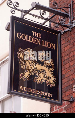 Il Golden Lion Pub Wetherspoon segno Rochester High Street Kent REGNO UNITO Foto Stock