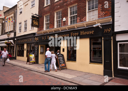 Il Golden Lion Pub Wetherspoon Rochester High Street Kent REGNO UNITO Foto Stock