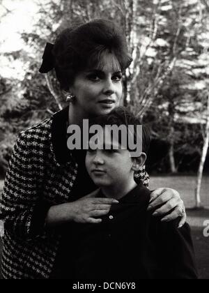 GINA LOLLOBRIGIDA con figlio Milko Skofic Jr a casa.(Immagine di credito: © P.I.P/Globe foto/ZUMAPRESS.com) Foto Stock