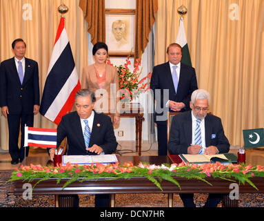 Islamabad, Pakistan. 20 agosto 2013. Il sig. Zubair Ahmed Malik, Presidente FPCCI e il sig. Isara Vongkusolkit, presidente del consiglio di amministrazione di commercio della Thailandia firma MoU sulla creazione di Joint Business Council a PM's House on 20-08-2013. I primi ministri di entrambi i paesi presiedette la cerimonia della firma (foto di PID/Deanpictures/Alamy Live News Foto Stock