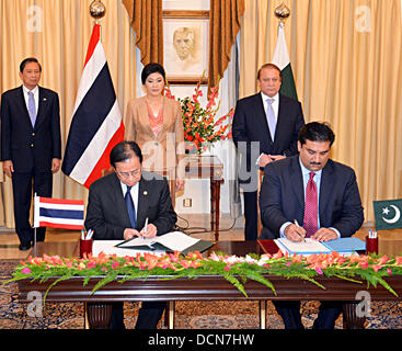 Islamabad, Pakistan. 20 agosto 2013. Engr. Khurram Dastgir Khan, ministro di Stato per la privatizzazione e da S.E. Yangyong Phuangrach, Vice Ministro di Stato della Thailandia, la firma dei memorandum di intesa sulla creazione di joint comitato sul commercio a PM's House on 20-08-2013. I primi ministri di entrambi i paesi sono presenti durante la cerimonia della firma. (Foto di PID/Deanpictures/Alamy Live News Foto Stock