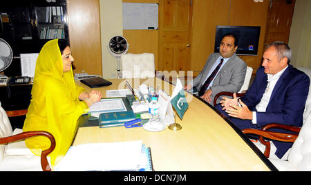 Islamabad, Pakistan. 20 agosto 2013. Il ministro di stato per essa, ANUSHA RAHMAN, durante un incontro con il Vice Presidente ALCATEL Credit: PID/ Pakistan informazioni dipartimento. Francesco Dean/Alamy Live News Foto Stock