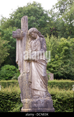 Grande scultura in pietra di giovane donna e crocifisso, Arno's vale Cemetery, Bristol, Inghilterra, UK Foto Stock