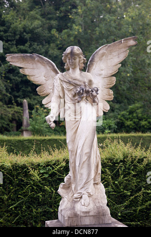 Primo piano di una statua di un angelo di pietra con le ali distese, Arno's vale Cemetery, Bristol, Inghilterra, Regno Unito Foto Stock