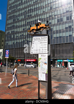 Dh Stazione ferroviaria WELLINGTON NUOVA ZELANDA di orientamento per le persone al di fuori della stazione ferroviaria Foto Stock