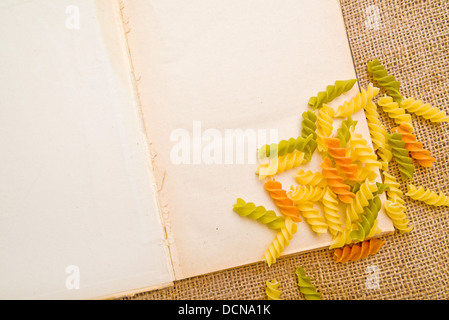 Fusilli italiano o rotini e aprire ricettario con pagina vuota Foto Stock