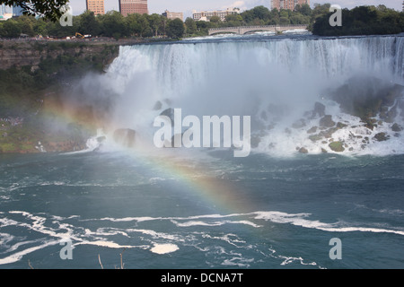 Vista delle cascate Americane prese dal lato canadese attraverso la Niagara Gorge. Foto Stock