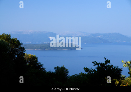 Vista guardando verso Itaca e Cefalonia dalla collina sopra Spartochori, Meganisi, Isole Ionie, Grecia. Foto Stock