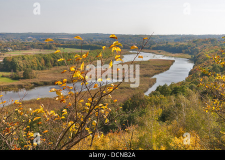 Il fiume da Ros Mar'in scogliera in caduta. L'Ucraina centrale. Foto Stock