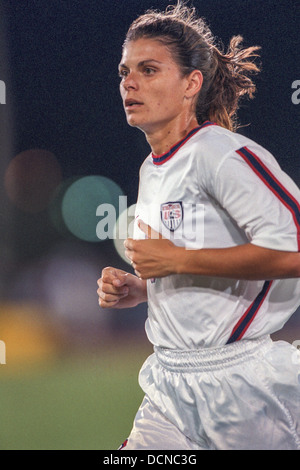 Mia Hamm (USA) competere contro la Cina alla 1998 Goodwill Games Foto Stock