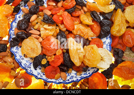 Vista superiore del dessert orientali - secchi frutti dolci sulla piastra di arabo Foto Stock