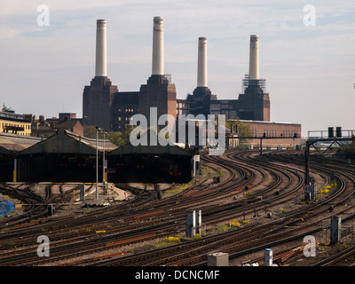 Battersea Power Station visto attraverso il fiume accanto occupato le linee ferroviarie. Foto Stock