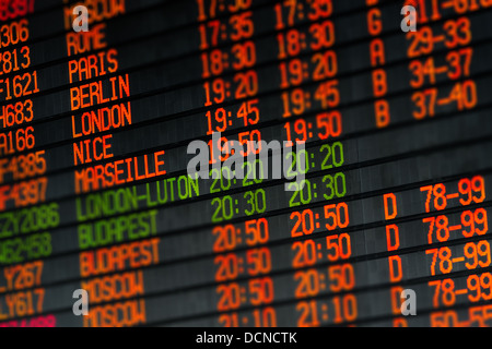 Partenze e arrivi electronic led arancione pianificare in aeroporto Foto Stock