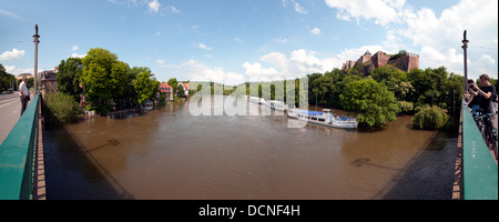 Castello Giebichenstein durante l'alluvione del fiume Saale a Halle - visto da di ponte Giebichenstein; Germania, 5 giugno 2013 Foto Stock