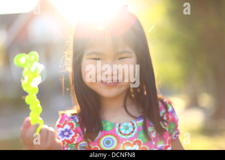 Ritratto di giovane ragazza al tramonto con bolla di emulazione penna ottica Foto Stock