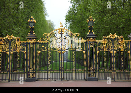 I cancelli di Buckingham Palace, Westminster, London, England, Regno Unito Foto Stock