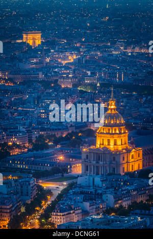 Vista su Parigi con hotel a Les Invalides e Arc de Triomphe e dalla Torre di Montparnasse, Parigi Francia Foto Stock