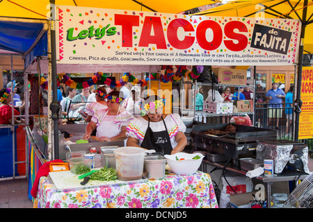 Stand alimentari nella Piazza del Mercato di San Antonio, Texas Foto Stock