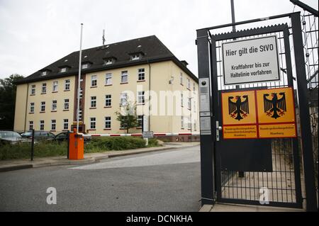 Amburgo, Germania. 19 Ago, 2013. L'ingresso principale al quartier generale della Polizia Federale Station lotta alla criminalità (Bundespolizeiinspektion Kriminalitätsbekämpfung) è raffigurato in Amburgo, Germania, 19 agosto 2013. Il BPOLI KB (Ufficio federale di Polizia Ferroviaria di lotta contro la criminalità) Amburgo celebra il suo quindicesimo anniversario il 22 agosto 2013. Foto: CHRISTIAN CHARISIUS/dpa/Alamy Live News Foto Stock