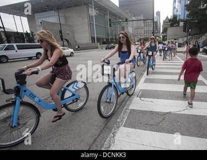 Chicago, Illinois, Stati Uniti d'America. 19 Ago, 2013. La gente ride Bivvy bici su Lunedì, Agosto. 19, 2013 a Chicago, Illinois. Divvy è una bicicletta sistema di condivisione che ha lanciato in Chicago il 28 giugno 2013 con 750 biciclette presso le stazioni 75 spanning dal Loop North a Fullerton Ave, a ovest di Damen Ave, e sud al ventitreesimo San il sistema è progettato per crescere a 3000 biciclette a 300 stazioni da agosto 2013 e 4.000 biciclette a 400 stazioni entro la primavera del 2014. © Ringo Chiu/ZUMAPRESS.com/Alamy Live News Foto Stock