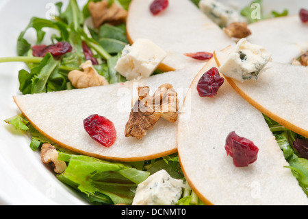 Pere fresche foglie di rucola gorgonzola insalata di formaggio Foto Stock