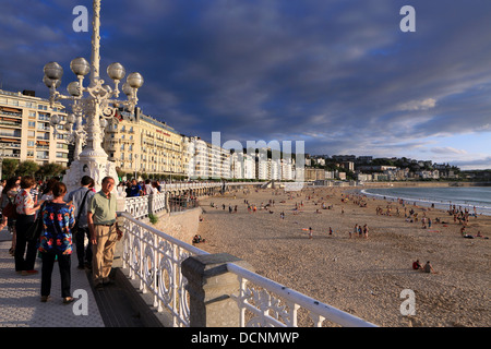 San Sebastian spiaggia su una serata estiva nel Paese Basco Spagnolo costa atlantica. Foto Stock