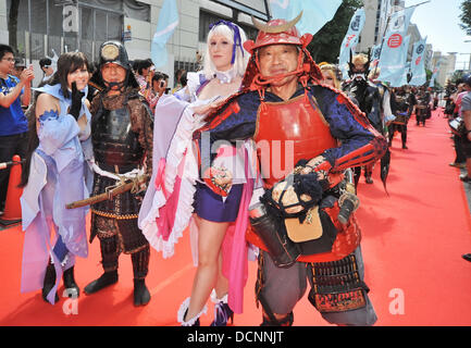 Agosto 3, 2013, Nagoya, Aichi, Giappone : i partecipanti marzo durante il tappeto rosso cerimonia per il 'World Cosplay Summit 2013' a Nagoya, nella prefettura di Aichi, Giappone, il 3 agosto 2013. (Foto di AFLO) Foto Stock