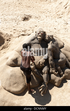 Artista che lavora su un castello di sabbia sulla spiaggia, Durban, Sud Africa Foto Stock