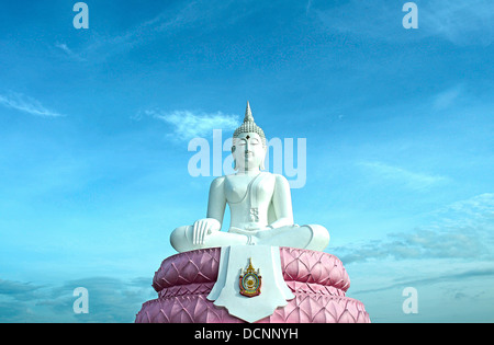 Il bianco seduto immagine del Buddha di soggiogare Mara atteggiamento con il blu del cielo Foto Stock